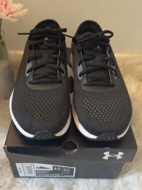 Under Armour HOVR Sonic 5 Black and White Knit Running Shoes size:8.5. Excellent